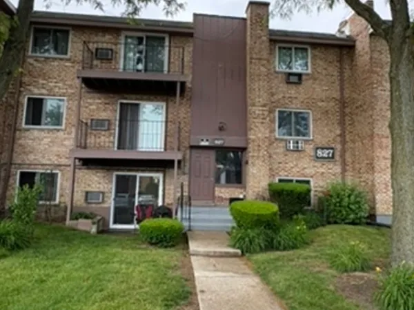 $1,800 | 827 College Boulevard, Unit 202, Addison, IL 60101