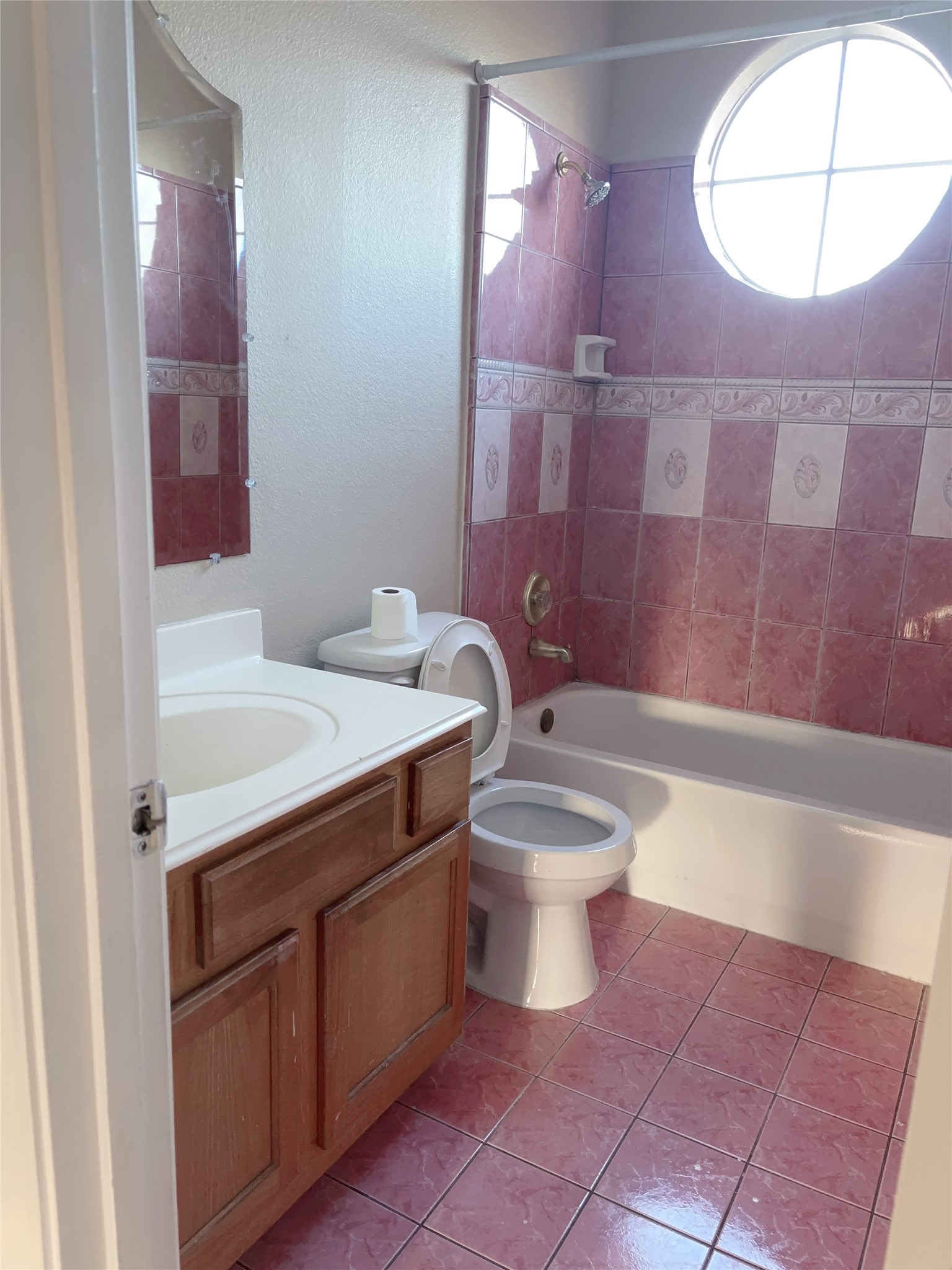 6131 East Houston Road Houston, TX 77028 - Photo 6 of 8 a bathroom with a toilet a sink and bathtub