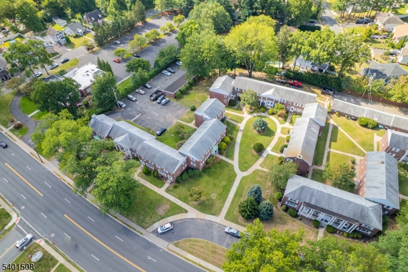 445 Morris Avenue, Unit 4 Springfield, NJ 07081 - Photo 10 of 11 an aerial view of a house with a garden