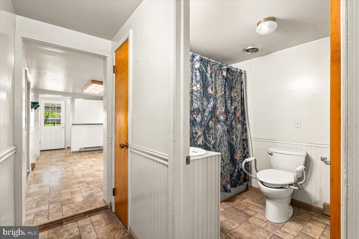 14016 Broadfording Church Road Hagerstown, MD 21740 - Photo 16 of 61 Bathroom