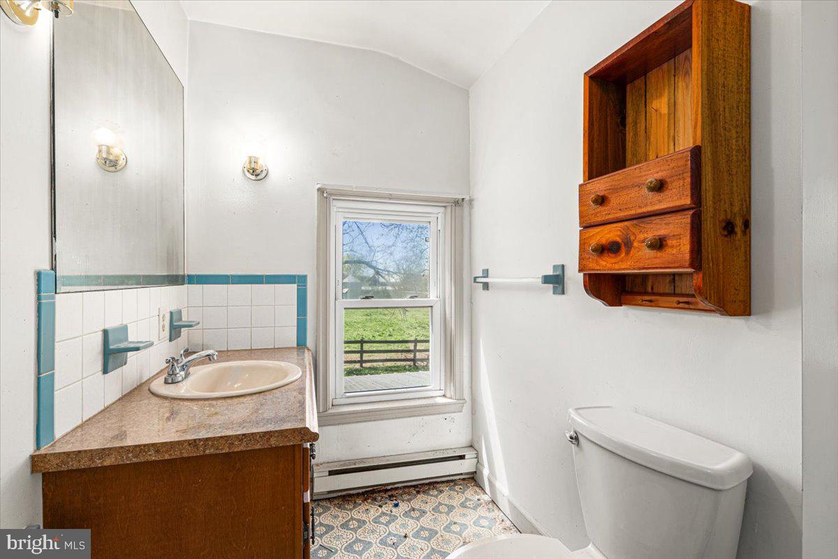 14016 Broadfording Church Road Hagerstown, MD 21740 - Photo 27 of 61 Bathroom 2