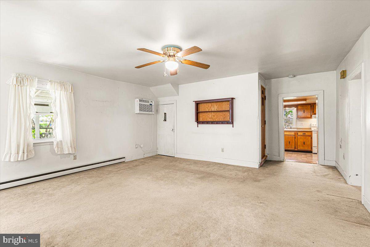 14016 Broadfording Church Road Hagerstown, MD 21740 - Photo 4 of 61 Living Room