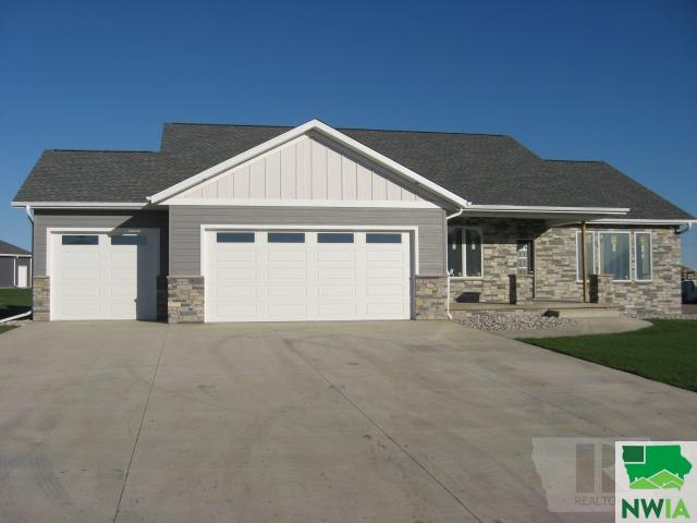 592 Colonial Street Sioux Center, IA 51250 - Photo 1 of 30 Gallery Image 1