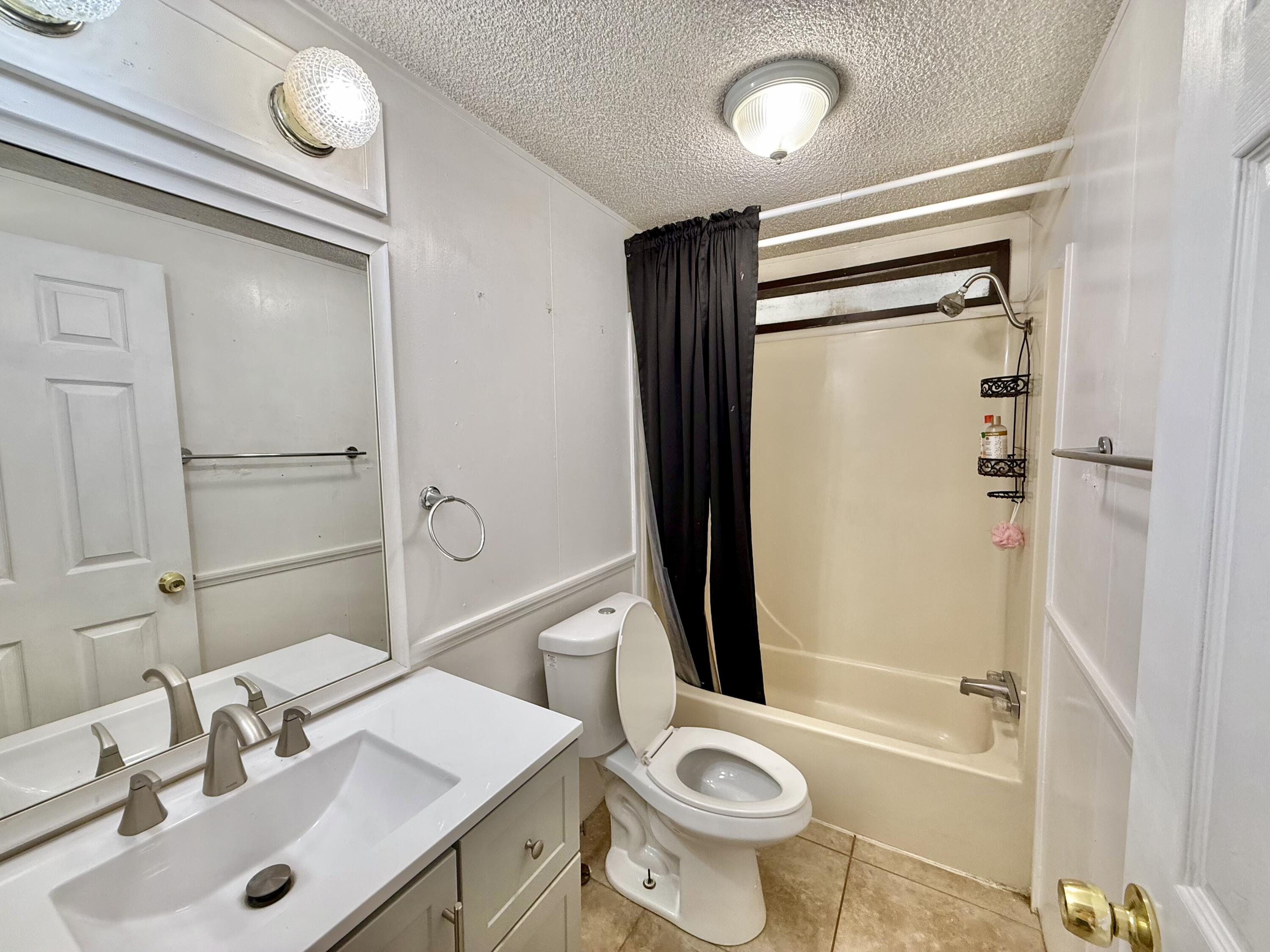 900 East Rankin Road, Unit 3 Tulare, CA 93274 - Photo 11 of 20 bathroom 2