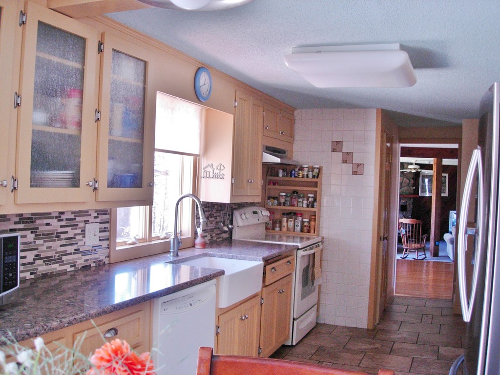 29 Adrian Avenue West Springfield, MA 01089 - Photo 7 of 29 Gallery Image 7