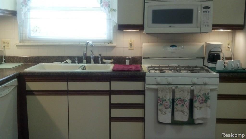 19193 Wedgewood Road Riverview, MI 48193 - Photo 12 of 15 6w.jpg