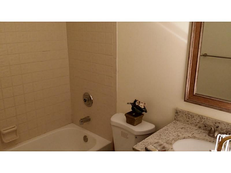 9889 Liberty Court Boca Raton, FL 33434 - Photo 16 of 25 Bathroom
