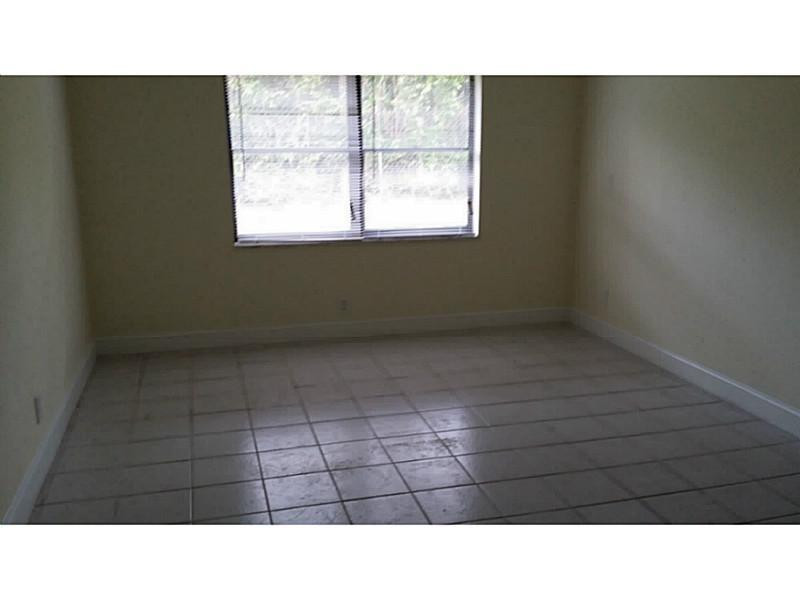 9889 Liberty Court Boca Raton, FL 33434 - Photo 7 of 25 Living Room