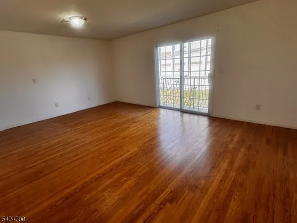 $3,000 | 81 Hawthorne Avenue, Unit 3, Newark, NJ 07112