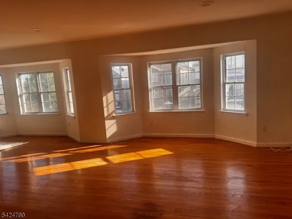 $3,000 | 81 Hawthorne Avenue, Unit 3, Newark, NJ 07112