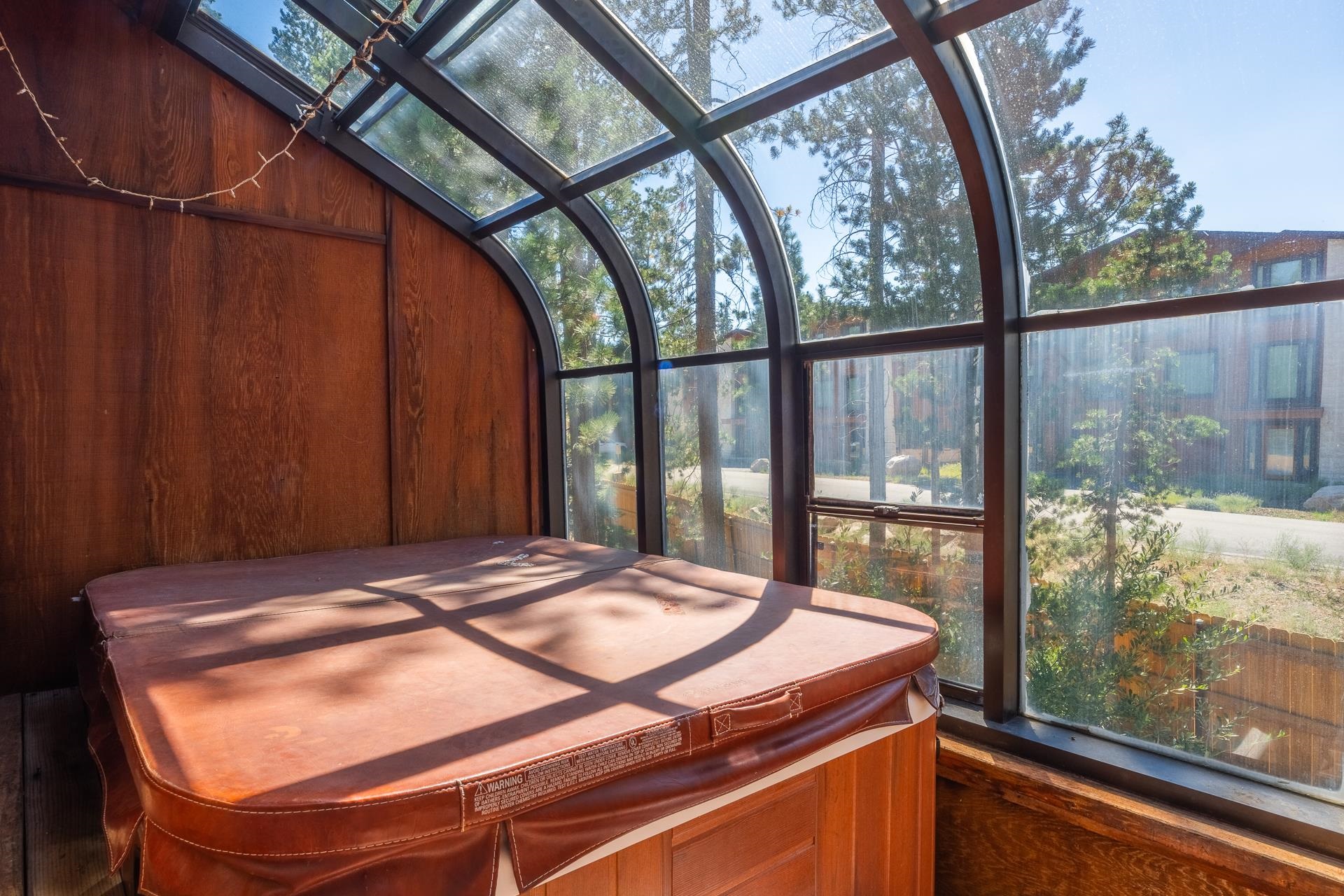 354 Joaquin Road, Unit 4 Mammoth Lakes, CA 93546 - Photo 18 of 40 Sunroom / solarium with a hot tub
