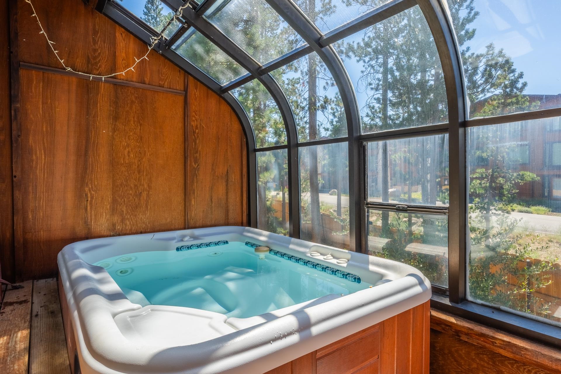 354 Joaquin Road, Unit 4 Mammoth Lakes, CA 93546 - Photo 19 of 40 Sunroom with a jacuzzi and vaulted ceiling