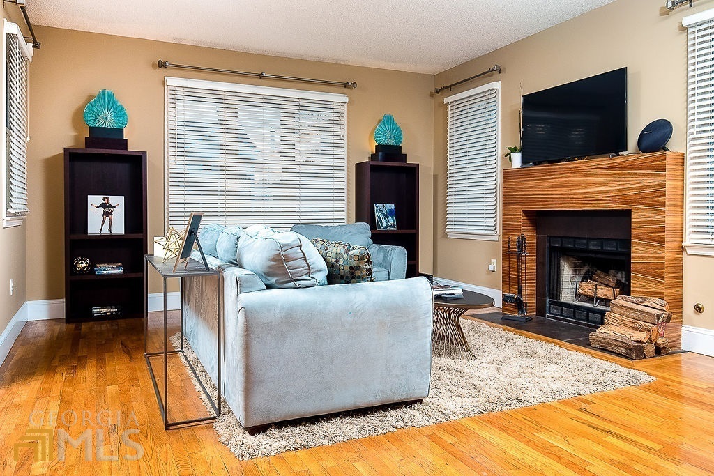 570 Reed Street Southeast Atlanta, GA 30312 - Photo 3 of 19 Living Room