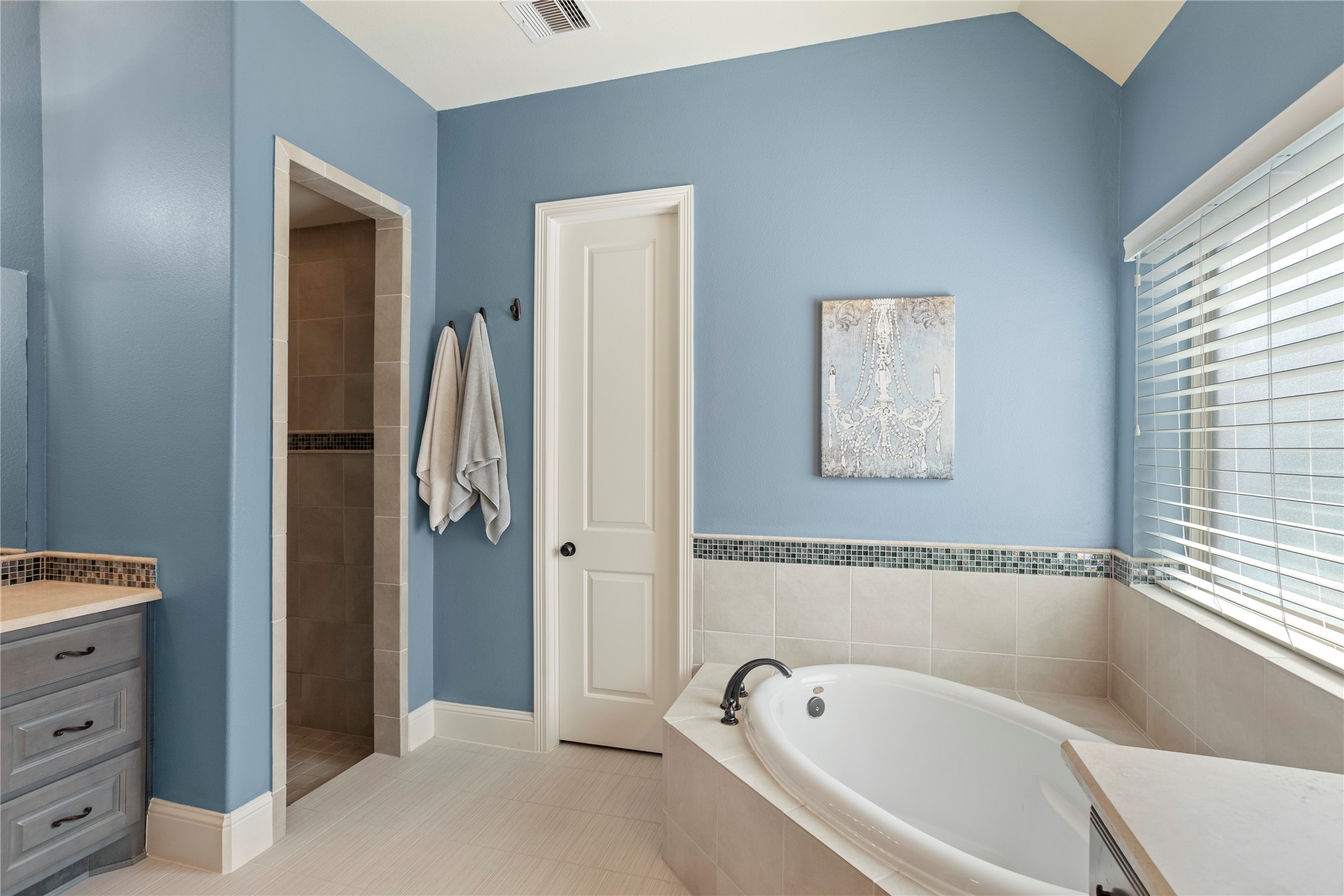 17610 Astrachan Road Richmond, TX 77407 - Photo 18 of 25 a spacious bathroom with a bathtub and a shower