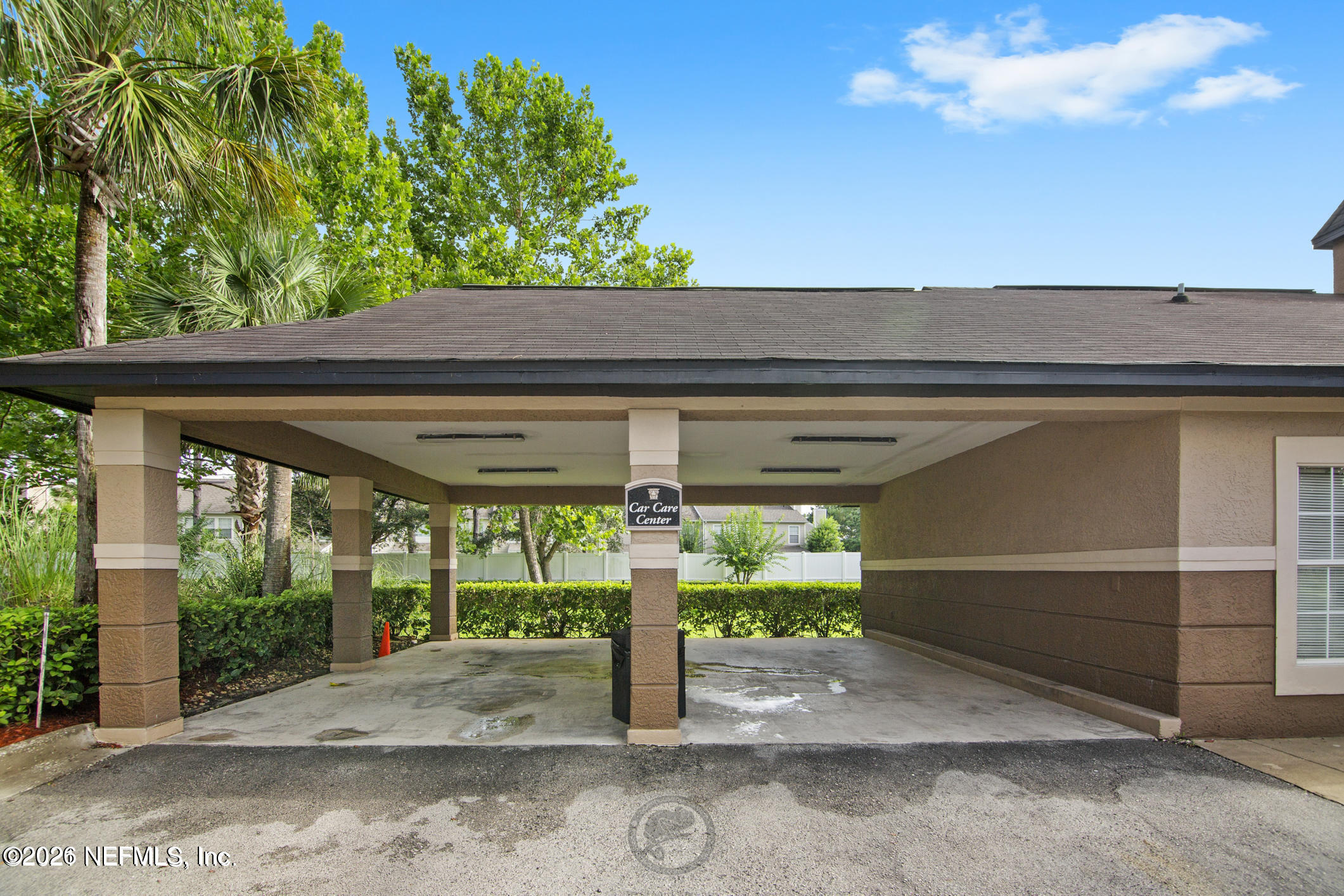 10961 Burnt Mill Road, Unit 824 Jacksonville, FL 32256 - Photo 26 of 35 a backyard of a house with plants and outdoor space