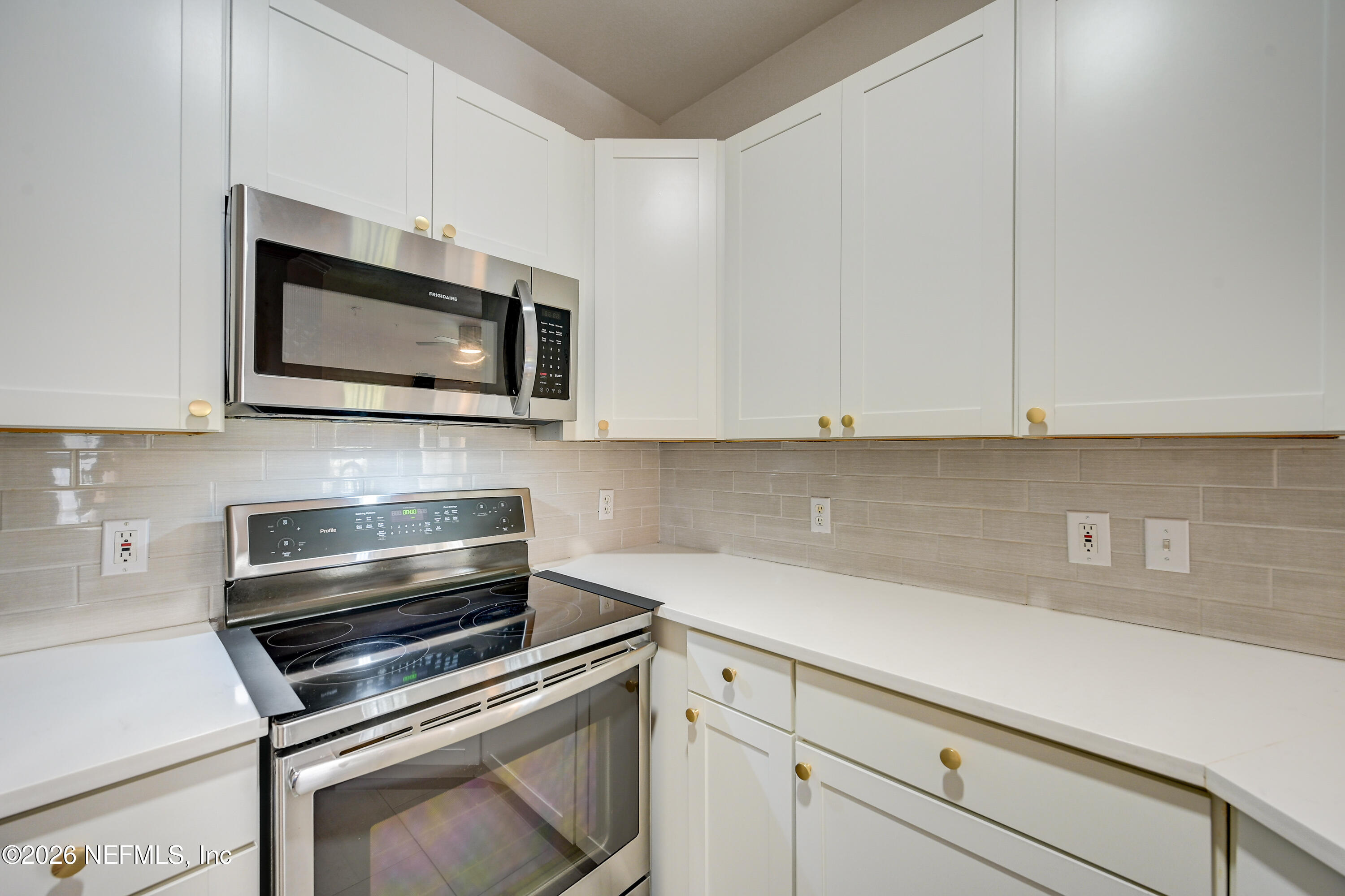 10961 Burnt Mill Road, Unit 824 Jacksonville, FL 32256 - Photo 6 of 35 a kitchen with appliances a sink and cabinets