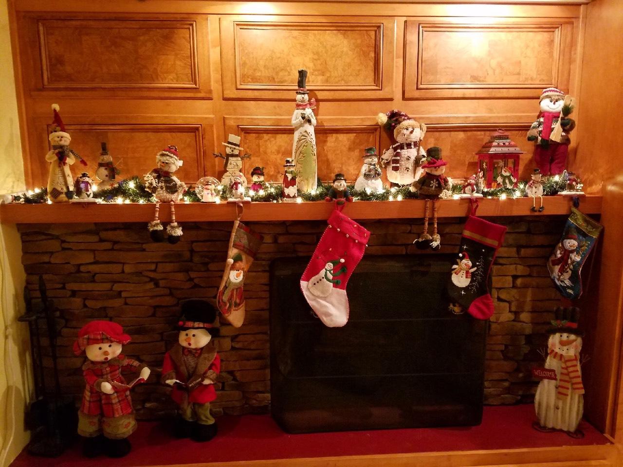 319 Bluff Road Kingston, TN 37763 - Photo 34 of 40 Fireplace at Christmas