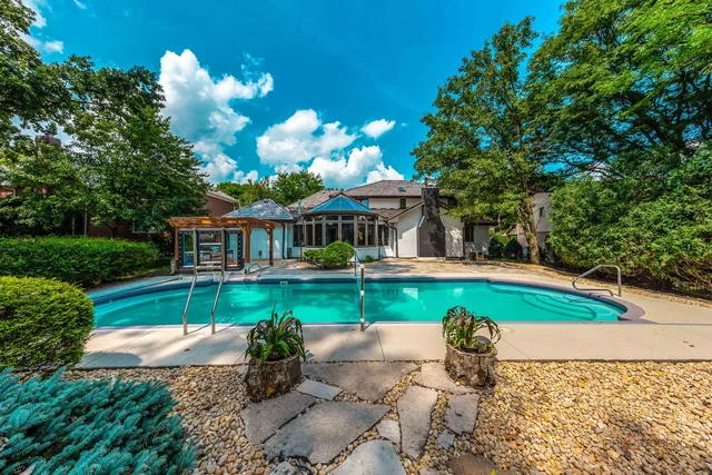 $1,489,000 | 2221 Donegal Drive, Darien, IL 60561
