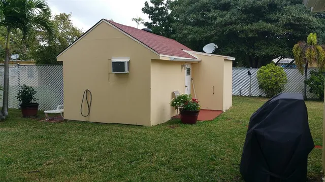 a view of a back yard of the house