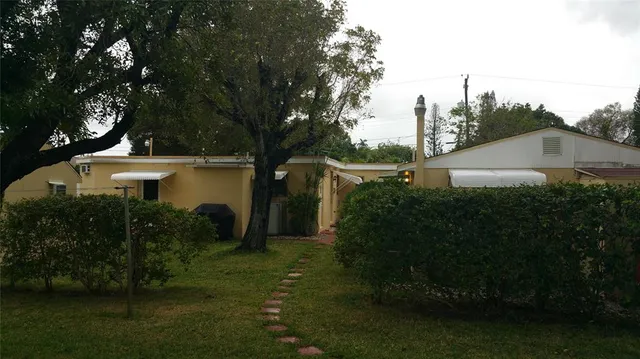 a view of a back yard