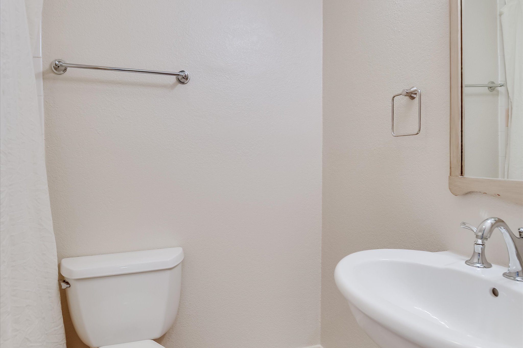 328 Fawnridge Street Georgetown, TX 78628 - Photo 19 of 33 Full bathroom located off bonus room on main level. Tub/shower combo.