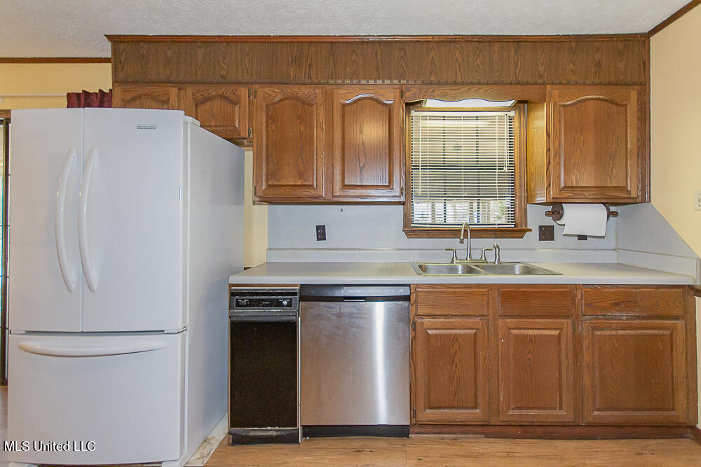 1312 Shell Oil Road Brandon, MS 39042 - Photo 16 of 28 Plenty of Cabinets and Counterspace