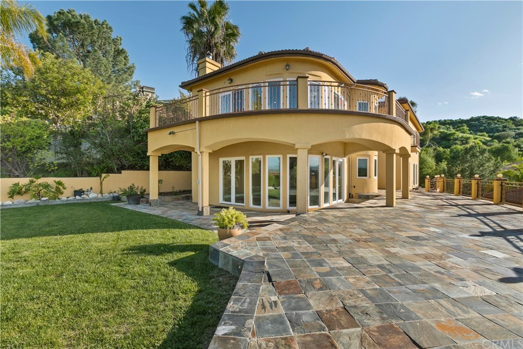 24918 Bella Vista Drive Newhall, CA 91321 - Photo 3 of 32