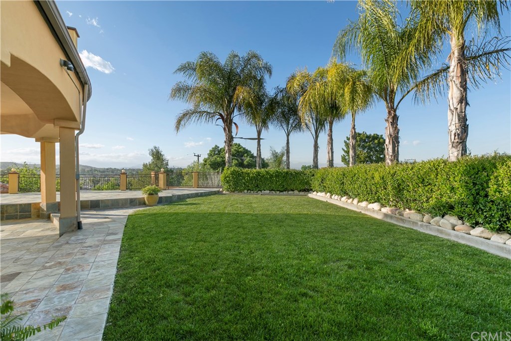 24918 Bella Vista Drive Newhall, CA 91321 - Photo 4 of 32