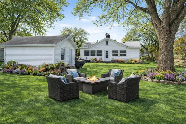 $575,000 | 11637 Algonquin Drive, Pinckney, MI 48169