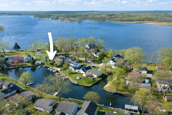 $575,000 | 11637 Algonquin Drive, Pinckney, MI 48169