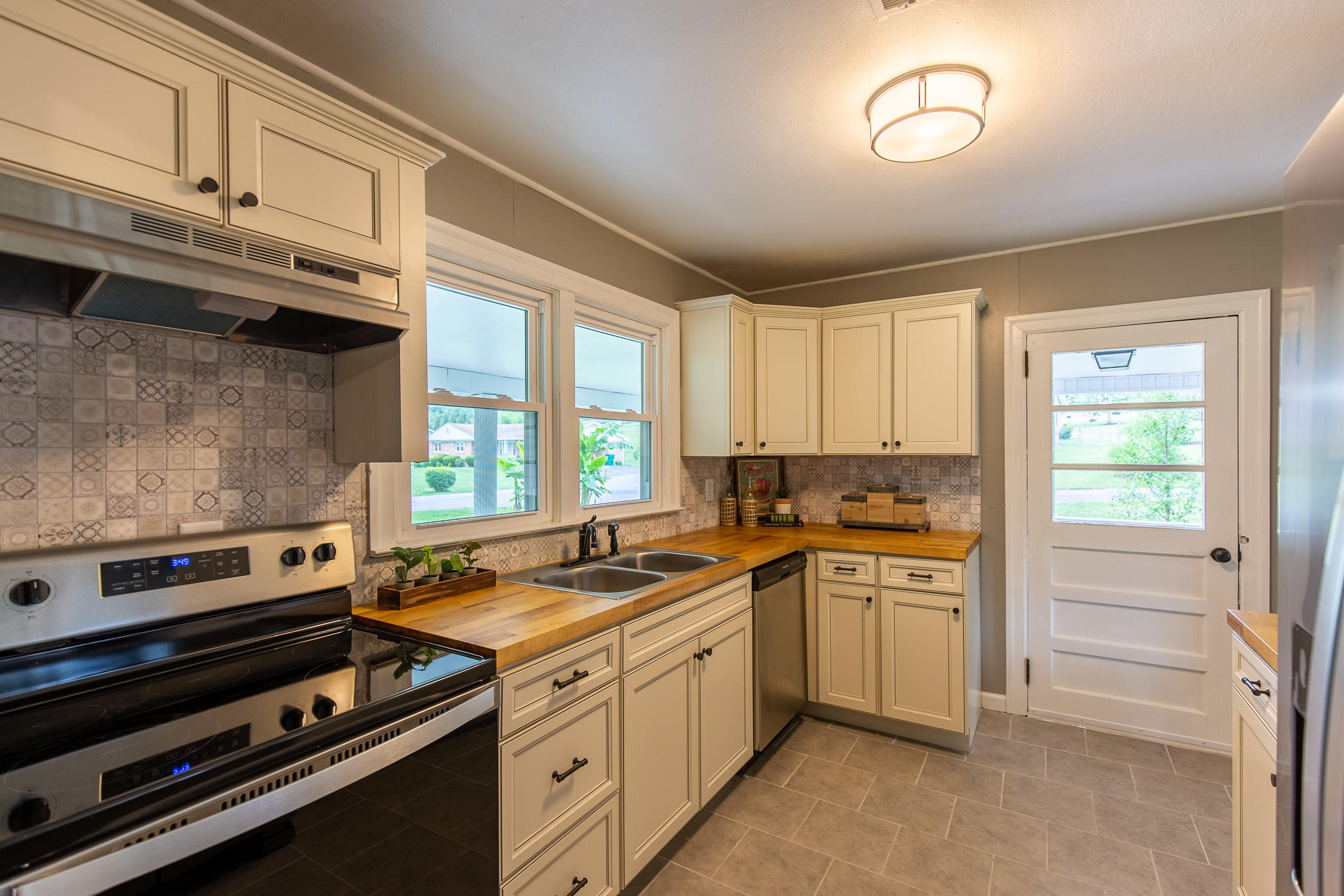 138 Rock Road Bristol, TN 37620 - Photo 8 of 21 8