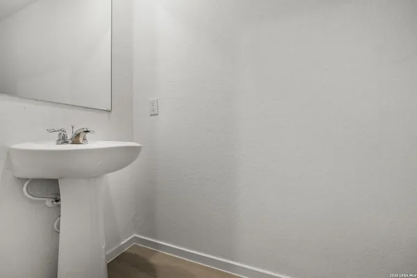 $2,100 | 8511 Willow Crossing, San Antonio, TX 78222