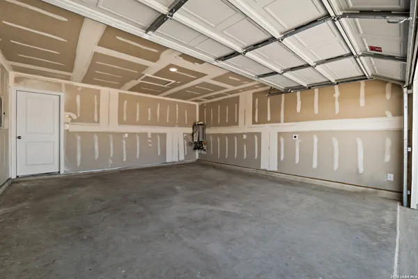 $2,100 | 8511 Willow Crossing, San Antonio, TX 78222