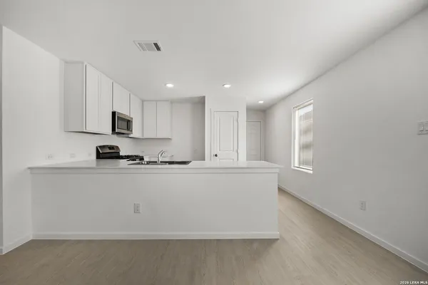 $2,100 | 8511 Willow Crossing, San Antonio, TX 78222