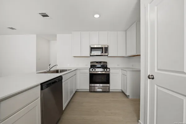 $2,100 | 8511 Willow Crossing, San Antonio, TX 78222