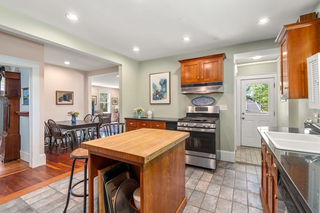 50 West Side Road Milton, MA 02186 - Photo 12 of 39