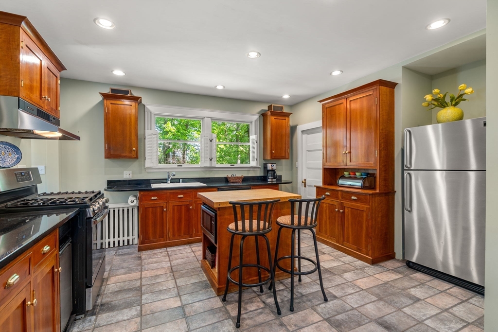 50 West Side Road Milton, MA 02186 - Photo 10 of 39