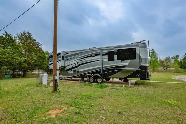 a view of a yard with a tree