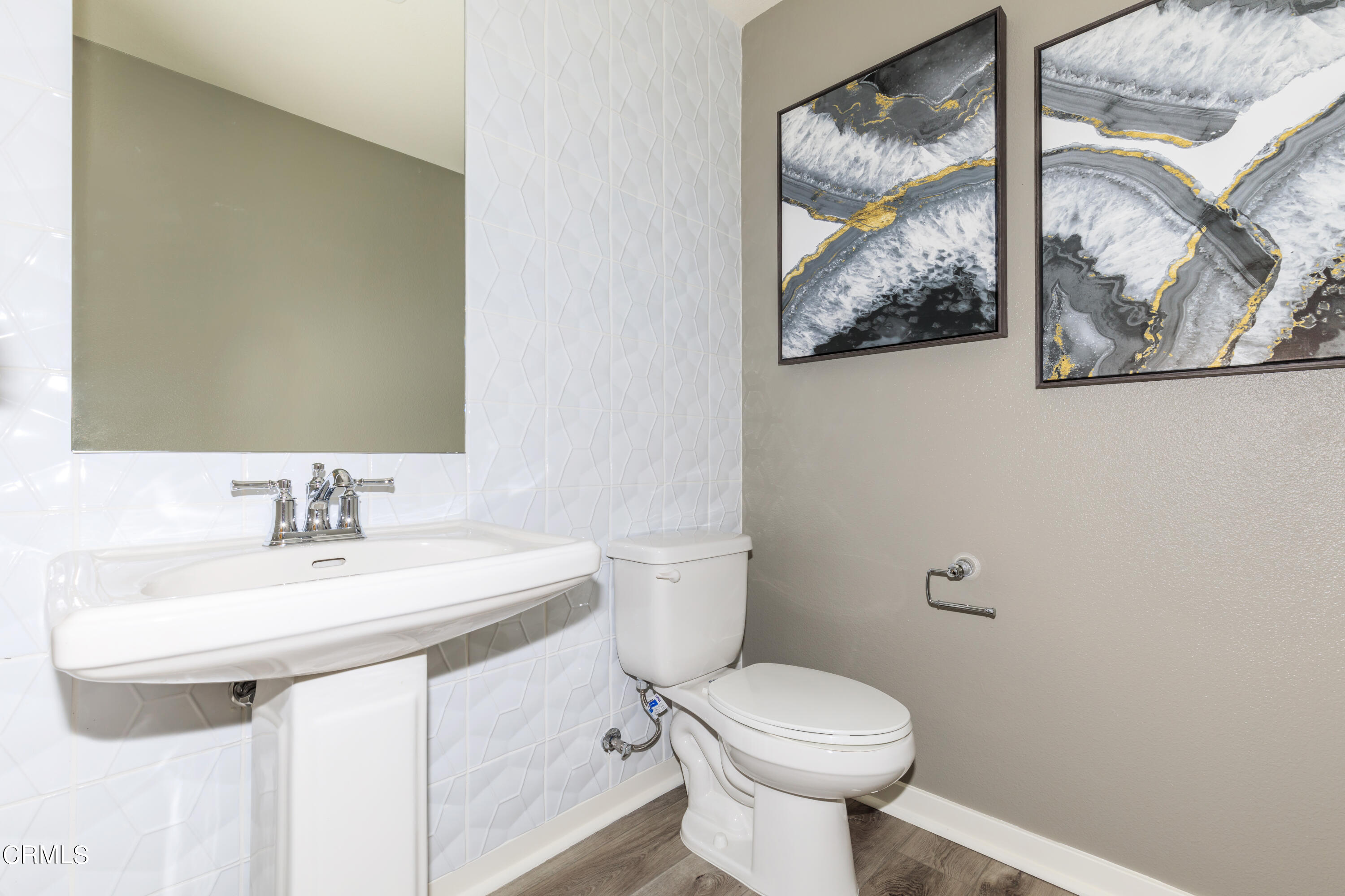 703 Winchester Drive Oxnard, CA 93036 - Photo 21 of 30 a bathroom with a toilet a sink and mirror