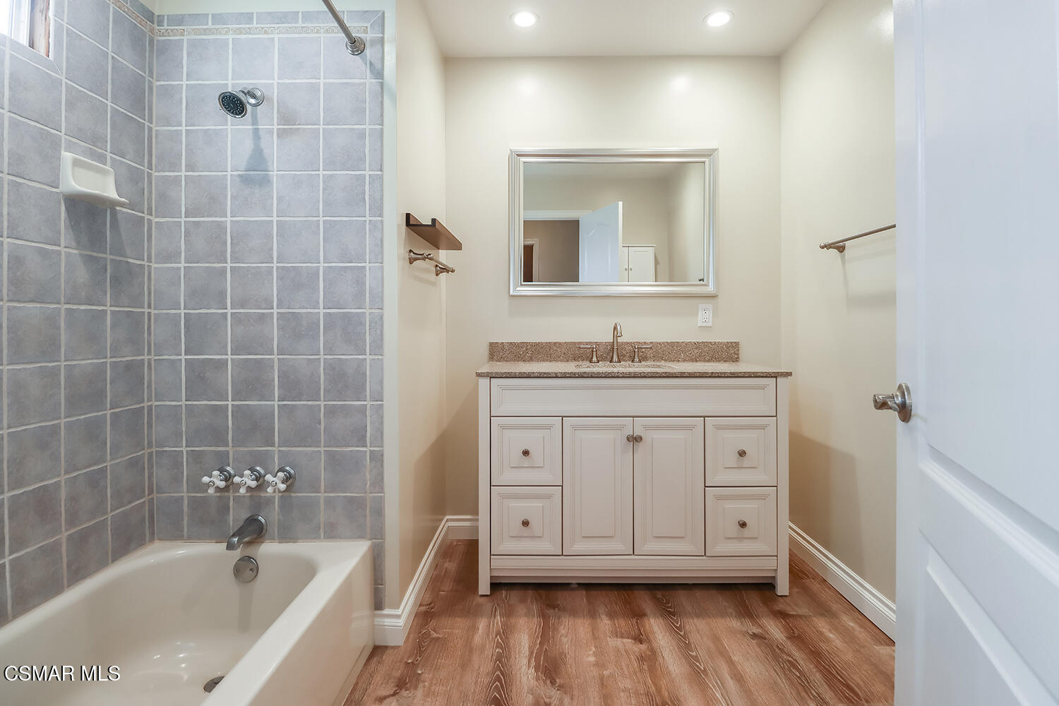 1550 Rory Lane, Unit 70 Simi Valley, CA 93063 - Photo 33 of 45 gPrimary Bedroom Suite7
