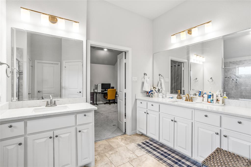 464 Renaissance Lane Irving, TX 75060 - Photo 20 of 31 a spacious bathroom with a double vanity sink mirror and