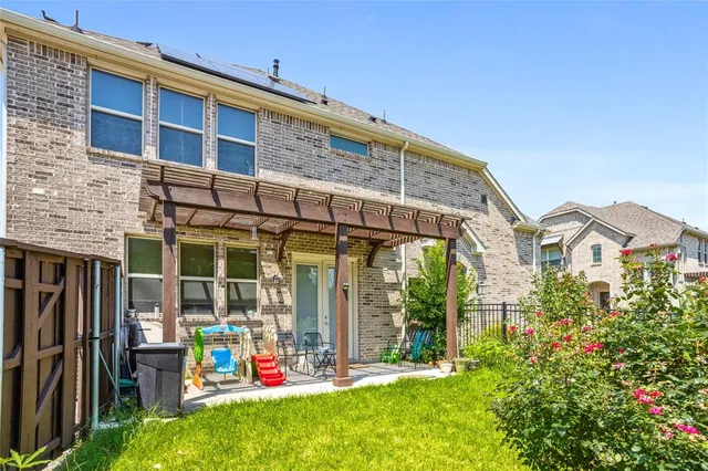 a view of outdoor space yard and porch