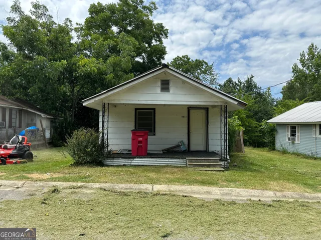 a view of a house with backyard