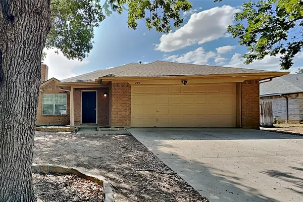 $1,995 | 709 Stonebrooke Drive, Burleson, TX 76028