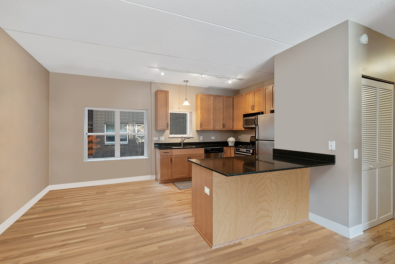 4260 North Broadway, Unit 101 Chicago, IL 60613 - Photo 6 of 21