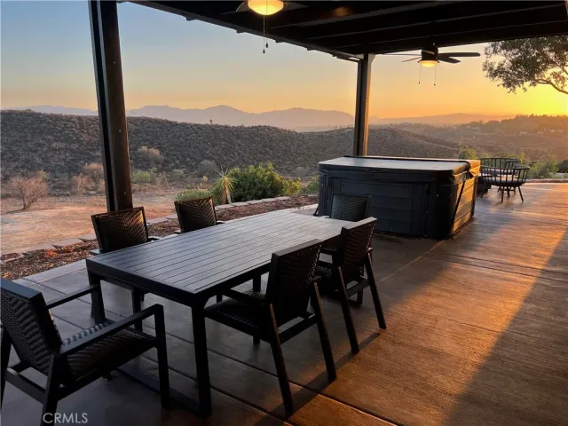 a view of a back yard