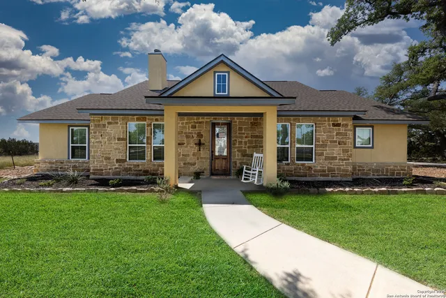 $435,500 | 200 South Calvin Barrett, Blanco, TX 78606