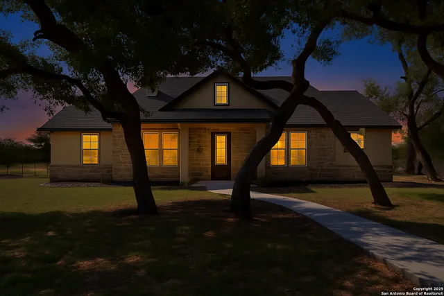 $435,500 | 200 South Calvin Barrett, Blanco, TX 78606