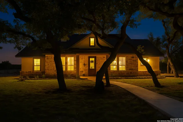 $435,500 | 200 South Calvin Barrett, Blanco, TX 78606