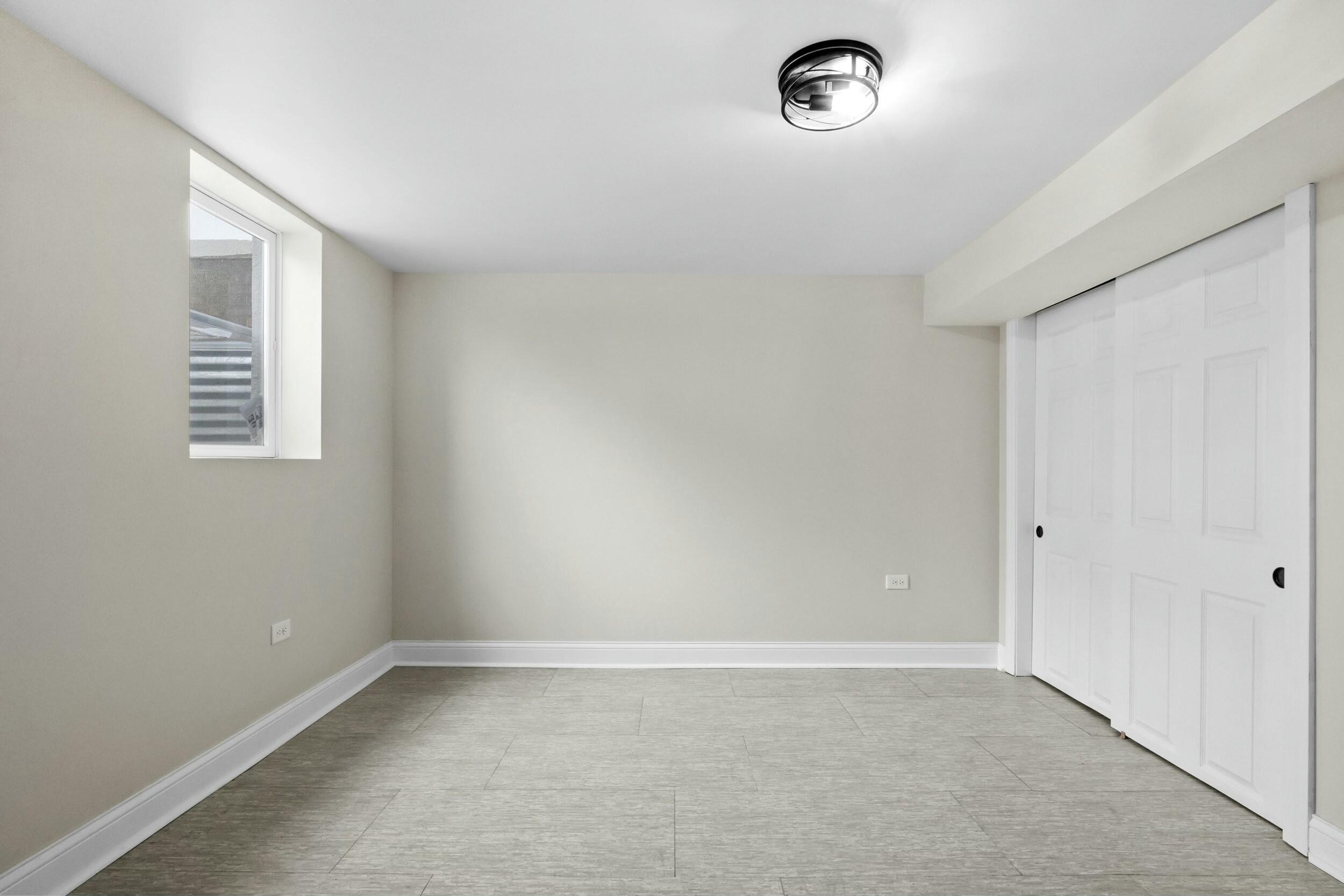 800 Garfield Street Gary, IN 46404 - Photo 20 of 23 an empty room with a window